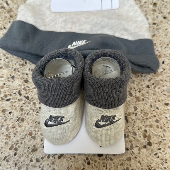 Nike 2 piece infant beanie/booties - Picture 1 of 5